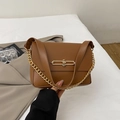Borsa a tracolla marrone classica con catena dorata e chiusura in metallo vintage - Marrone