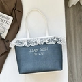 Blaue Denim-Tragetasche mit weißem Spitzenbesatz und Buchstabenstickerei im Freizeitstil - Denim-Blau