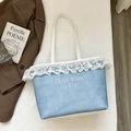 Himmelblaue Shopper-Tasche mit weißer Spitze und Stickerei für einen lässigen Look - Hellblau