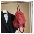 Dettagli dello zaino rosso in nylon con fibbie doppie, zip multiple e spallacci - Rosso