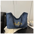 Broderie détaillée du texte Hello jaune sur un sac cabas en jean bleu foncé à bandoulière - Bleu