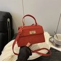 Elegante borsa rossa glitterata con chiusura a scatto dorata e tracolla sottile trendy - Rosso