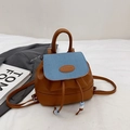 Mini zaino patchwork in pelle marrone e denim blu con coulisse e dettagli in rilievo - Marrone