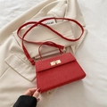 Sac bandoulière élégant rouge à texture tissée avec fermoir tournant en métal doré - Rouge