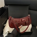 Dunkelrote Vintage-Schultertasche aus Lackleder mit zwei Fronttaschen auf Seidenstoff - Rot