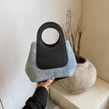 Bolso cubo de mezclilla azul claro con strass plateados y asa redonda negra - Negro