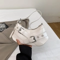 Borsa sottobraccio a mezzaluna bianco crema con fibbie in metallo e occhielli punk - Bianco