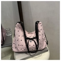 Détail du sac hobo plissé rose avec imprimé K, nœud noir et pendentif coeur argenté - Rose