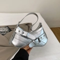 Borsa baguette argento metallizzato con cinturini a fibbia e finitura in pelle lucida - Argento