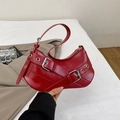 Borsa baguette retrò rossa con dettagli di occhielli e tracolla regolabile chic - Rosso