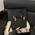 Borsa a mano retrò nera con trama a serpente e dettagli dorati su fondo di seta - Nero