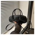 Sac baguette noir minimaliste avec finition brillante et bandoulière amovible sur table - Noir