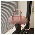Detalle de mini bolso bowling rosa en cuero brillante con asas dobles y correa de hombro - Rosa