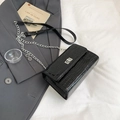 Sac bandoulière noir motif crocodile avec chaîne argentée et fermoir métallique chic - Noir