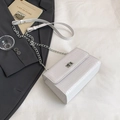 Sac bandoulière blanc à motif crocodile avec chaîne argentée et fermoir rotatif - Blanc