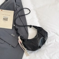 Sac hobo croissant en cuir PU noir avec détails plissés et pendentif tressé décoratif - Sans Pendentif / Noir