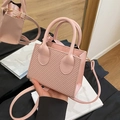 Minimalistische hellrosa kleine quadratische Handtasche mit Webstruktur und Goldakzenten - Rosa