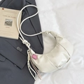 Sac croissant blanc cassé avec bandoulière nouée et pendentif cœur au décor doux - Sans Pendentif / Blanc
