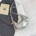 Sac croissant argenté plissé avec breloque cœur rose et bandoulière élégante - Sans Pendentif / Argenté