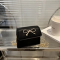 Borsa a sella nera minimalista con fibbia a fiocco dorata e tracolla a catena da donna - Nero