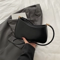 Minimalistische schwarze Halbmond-Tasche aus mattem Leder mit goldenen Metallteilen - Schwarz