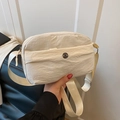 Bolso bandolera minimalista de nailon crema con correa ajustable y hebilla metálica M - Blanco