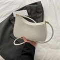 Minimalistische weiße Unterarmtasche mit goldenen Details und glattem PU-Leder - Weiß
