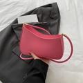Schicke magentafarbene Halbmond-Unterarmtasche aus glattem Leder mit goldener Hardware - Fuchsie