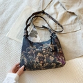 Borsa a mezzaluna in seta con stampa floreale vintage e tracolla regolabile - Motivo a Peonia Verde