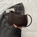 Minimalistische dunkelbraune Halbmondtasche aus glattem Leder mit goldener Schnalle - Braun