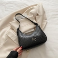 Schwarze Hobo-Tasche mit Krokodilprägung und dekorativer Metallschleife - Schwarz