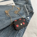 Mini-Geldbörse aus schwarzem Leder mit Erdbeerdruck und goldener Kette auf Denim - Schwarz