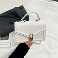 Minimalistische weiße Ledertasche mit goldenem Schloss und verstellbarem Schultergurt - Weiß