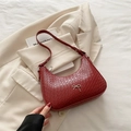 Dunkelrote Baguette-Schultertasche mit Kroko-Prägung und Metallschleife - Rot