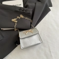 Borsa a sella argento metallizzato con fiocco dorato e tracolla a catena - Argento