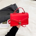 Rote Crossbody-Handtasche aus Kunstleder mit goldener Schnalle und Tragegriff-Detail - Rot