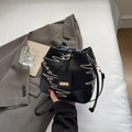 Schwarze Beuteltasche mit bunten Zickzack-Stickereien und Ledergriffen für Damen - Schwarz