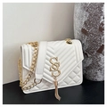 Dettaglio borsa in pelle bianca trapuntata con cuciture a V e nappa dorata - Bianco