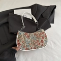 Bolso jacquard floral con ribete blanco y detalle de colgante de mariposa plateada - Rosa