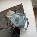 Hellblaue Beuteltasche mit buntem Wellenstickerei und elegantem Lederbesatz - Blau
