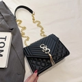 Elegante borsa a tracolla nera trapuntata con logo dorato e nappa fine - Nero