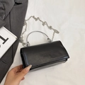 Borsa a mano quadrata nera opaca con manico in argento e tracolla a catena mim - Nero