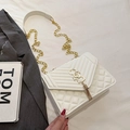 Borsa a tracolla trapuntata bianca con nappa dorata e catena in stile di lusso - Bianco