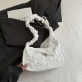 Bolso de hombro blanco texturizado con motivos de mariposas y colgante corazón - Blanco