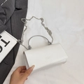 Elegante borsa a mano rettangolare bianca con manico ad anello argento e tracolla - Bianco