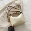 Beige Rafftasche in Halbmondform mit braunem Falten-Griff und goldenen Details - Gebrochenes Weiß