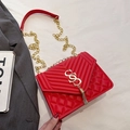 Borsa a tracolla trapuntata rossa con logo SSS dorato e tracolla a catena elegante - Rosso
