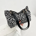 Borsa tote leopardata bianca e nera con anelli dorati e manici in pelle sintetica - Leopardo Nero