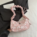 Elegante bolso plisado rosa con relieves florales blancos y dije de lazo - Rosa
