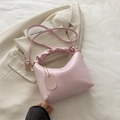 Rosa plissierte Wolken-Handtasche mit Schultergurt und modischem Anhänger im Detail - Rosa